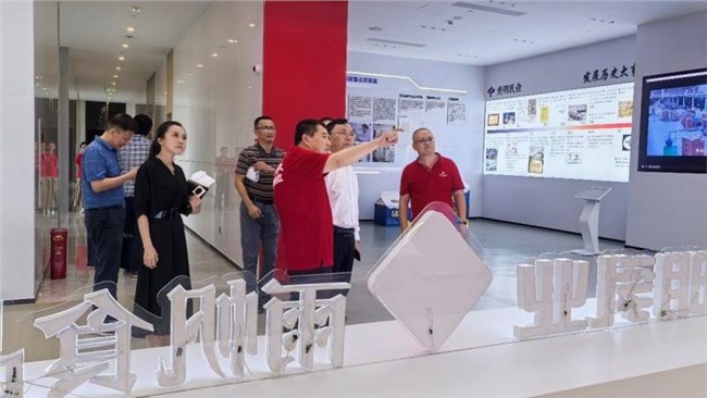 海口副市长冯勇率队考察雨帆食品集团，将雨帆纳入绿色通道计划，政企联动共筑供应链新篇章